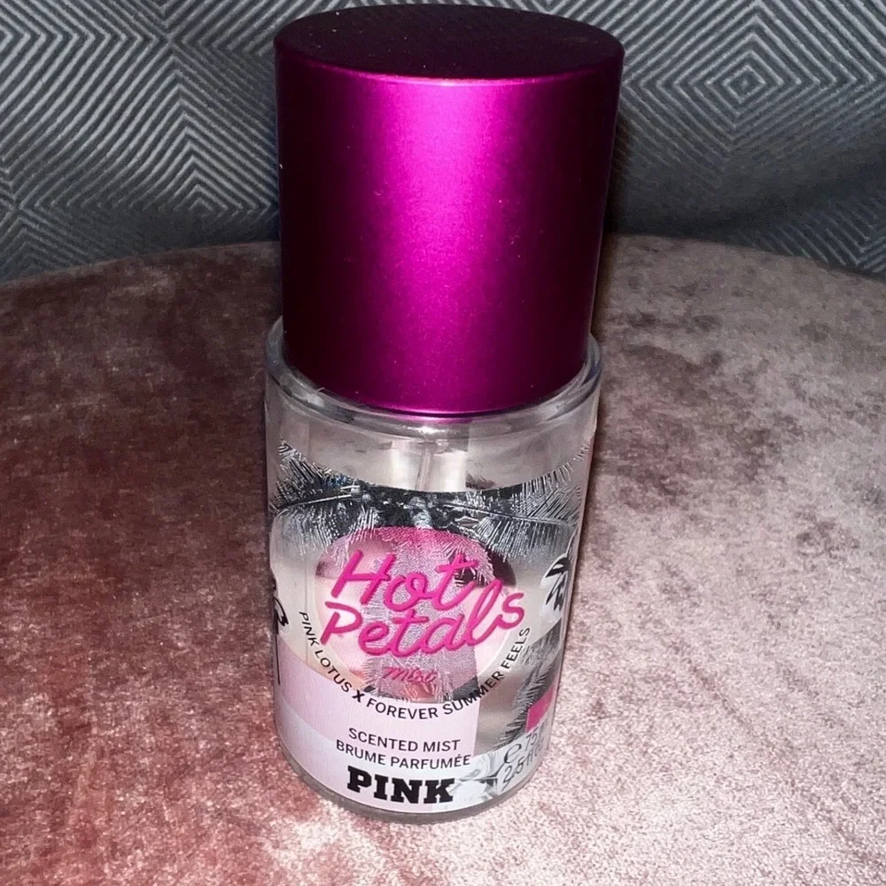 Victoria's Secret PINK Hot Petals Scented Mist 75ml 2.5oz Pink Lotus Starfruit - Picture 2 of 7